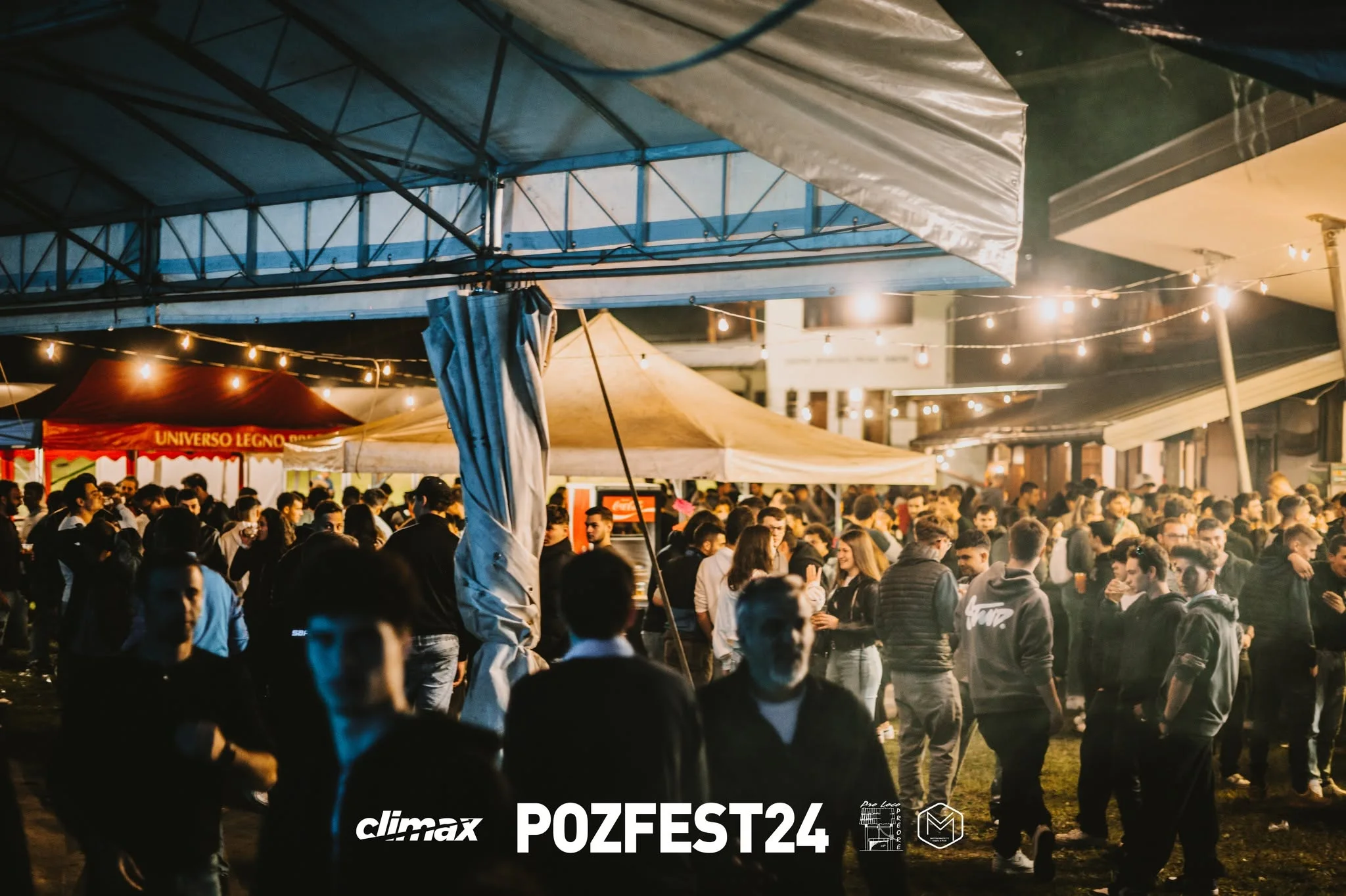 La festa serale tra i tendoni e i filari di luci del Parco al Poz