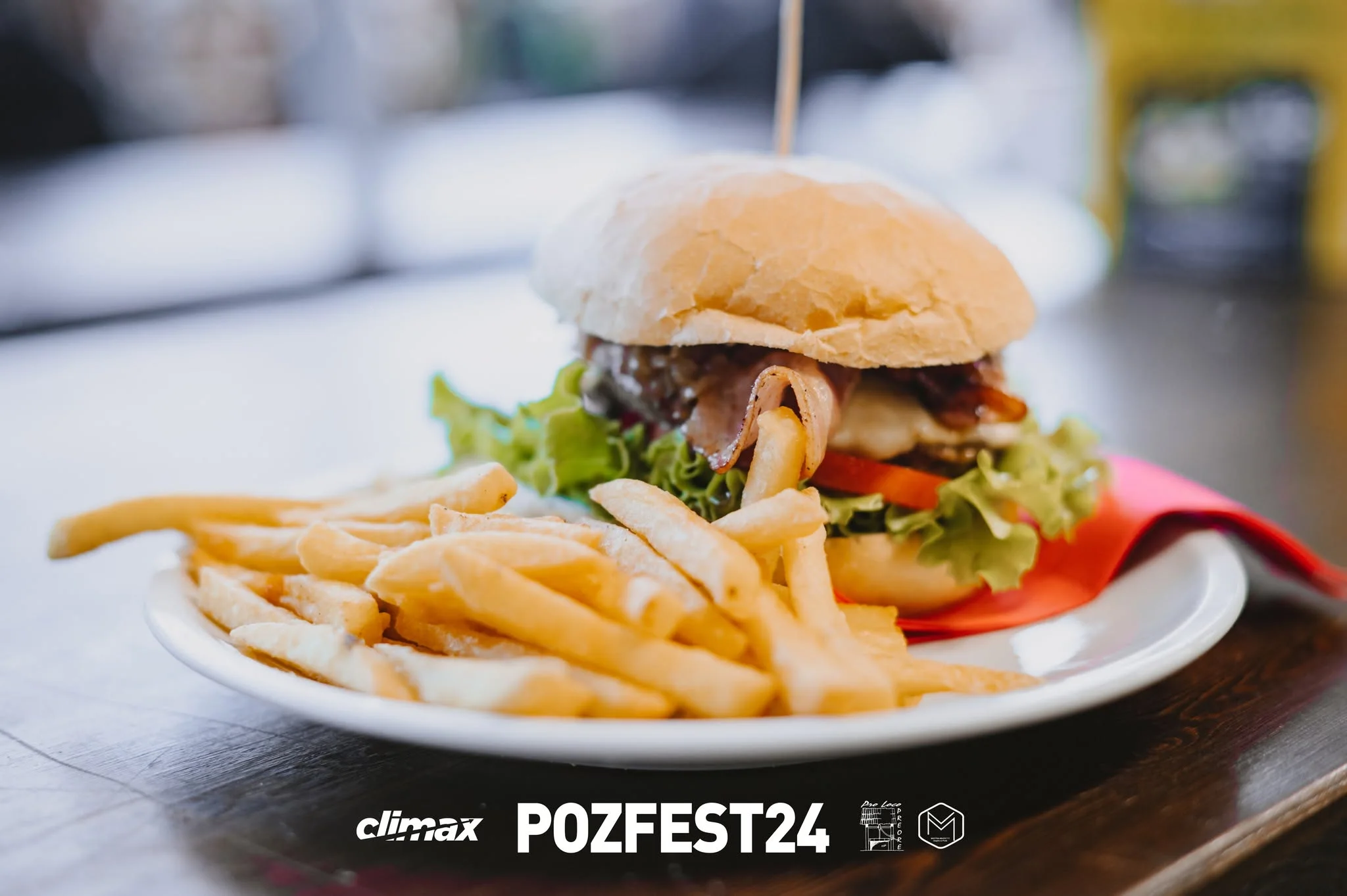 Primo piano di un panino al pulled pork con insalata su un vassoio giallo